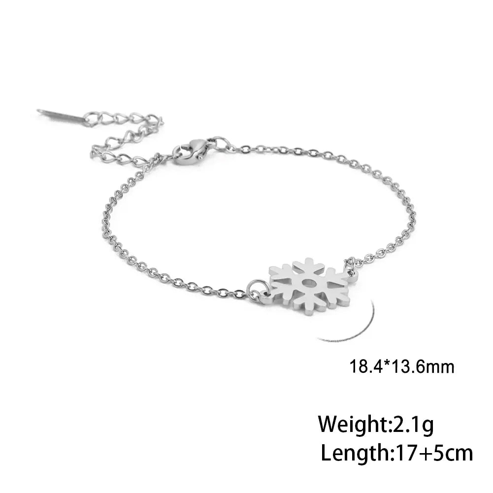 Delicate silver bracelet featuring a snowflake charm with dimensions 18.4 x 13.6 mm. Adjustable length 17+5 cm, weighing 2.1 g. Fine chain with lobster clasp and extender.