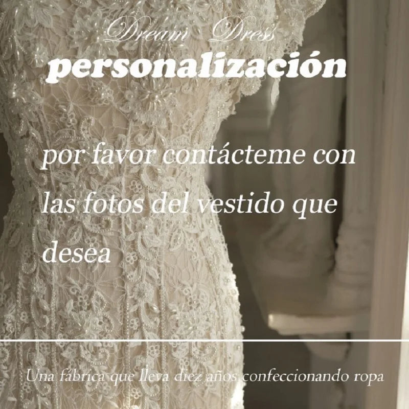 Close-up of an intricately detailed lace wedding dress with text in Spanish about dress personalization and contact information, highlighting a ten-year clothing factory experience.