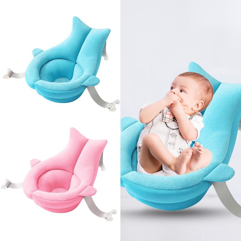 Blue and pink baby seats with side supports and straps. On the right, a baby in a blue seat is lying comfortably, wearing a white outfit with plaid details.