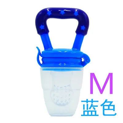 Blue baby feeder with a star-patterned handle and clear feeding section. The letter "M" and Chinese text are beside it, indicating size or color.