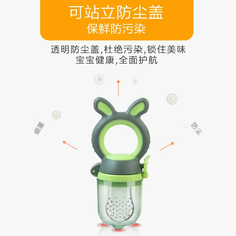 Green baby food feeder with bunny ears and anti-dust cover on white background, featuring Chinese text promoting cleanliness and health benefits for infants.
