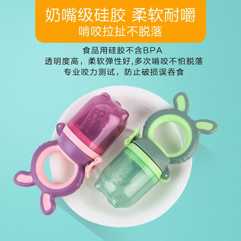 Two silicone baby food feeders, one pink and one green, with animal ear designs are placed on a white plate against a turquoise background. Text in Chinese highlights their features.