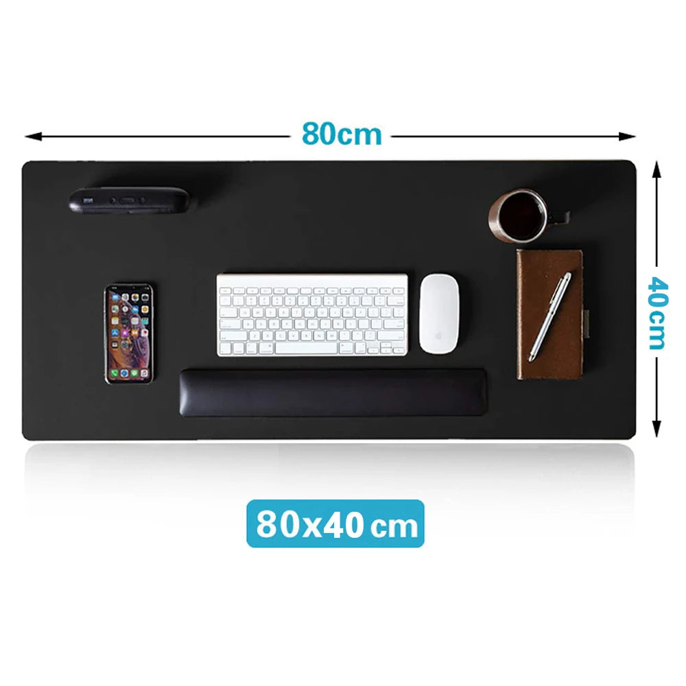 Black desk mat (80x40 cm) with a keyboard, mouse, phone, speaker, cup, and notebook with pen. Mat dimensions are displayed with blue labels.