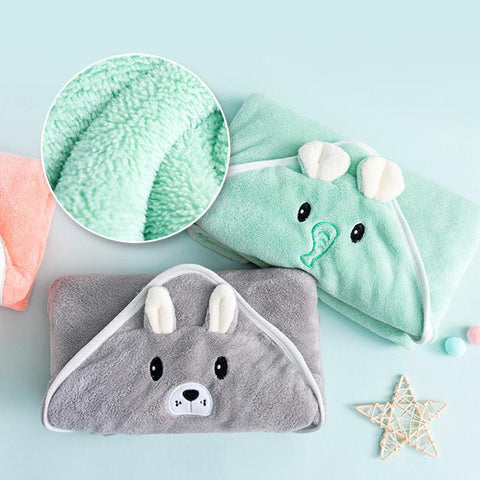 Two hooded towels for kids, one grey with a bear face and ears, the other green with a playful animal design, are shown with a texture detail inset. Pastel balls and star decor lie nearby.