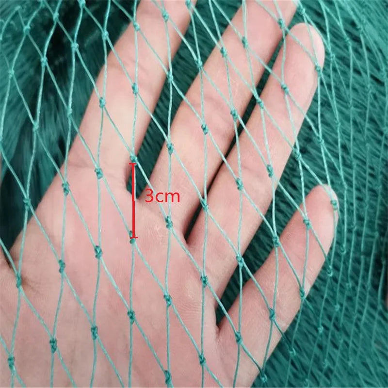 Hand behind a green net with diamond-shaped mesh. A red arrow indicates the mesh size is 3 cm.