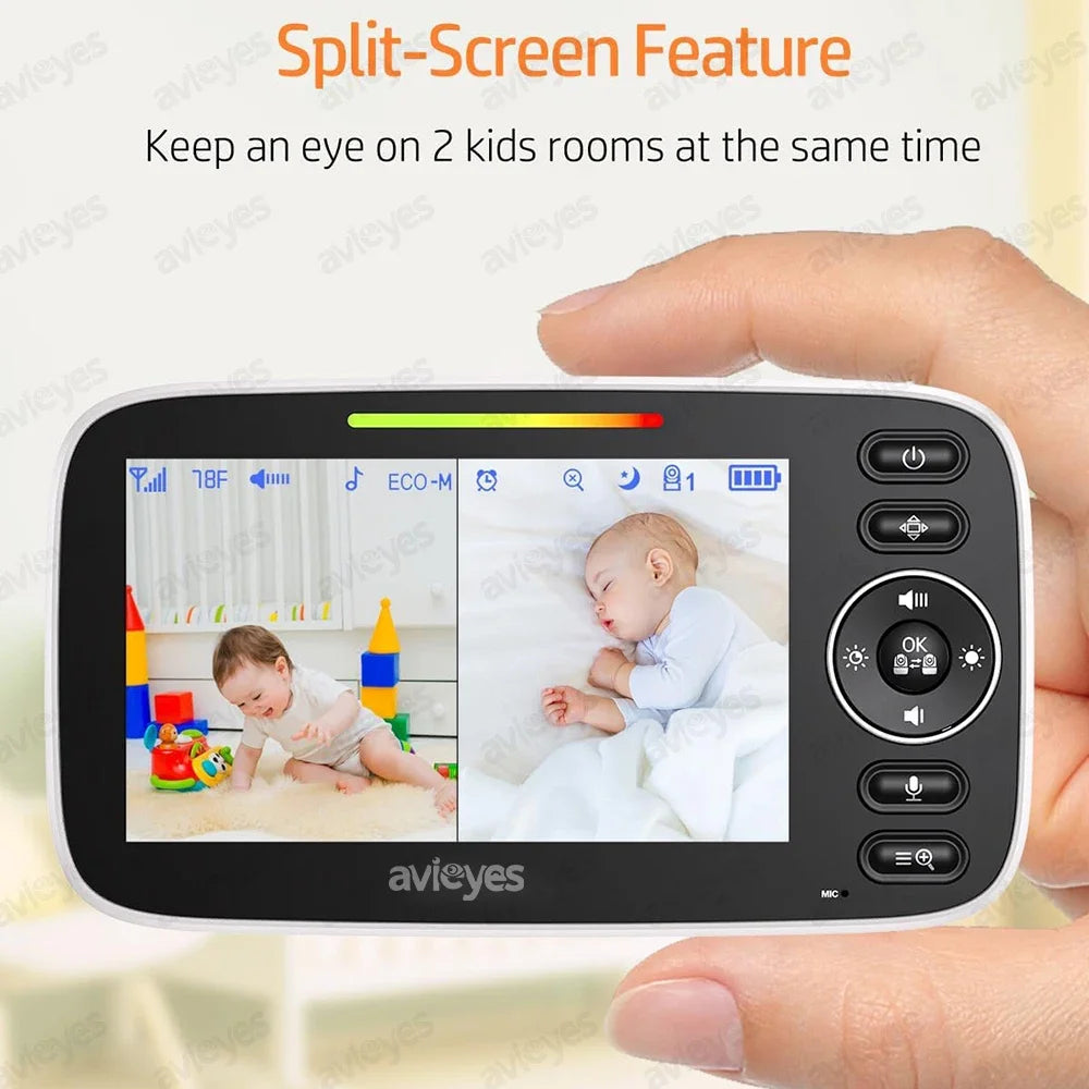 Hand holding a baby monitor showing a split-screen view of two children: one playing with toys, the other sleeping. Text highlights the split-screen feature for monitoring two rooms.