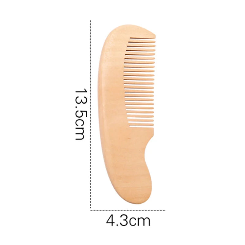Wooden comb with a curved ergonomic shape, measuring 13.5 cm in length and 4.3 cm in width. The comb has fine teeth, suitable for grooming.