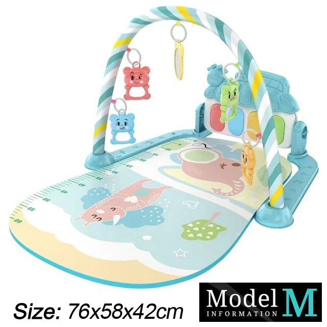 Baby play gym with a striped arch and dangling toys over a colorful mat featuring animal prints. Dimensions: 76x58x42 cm.