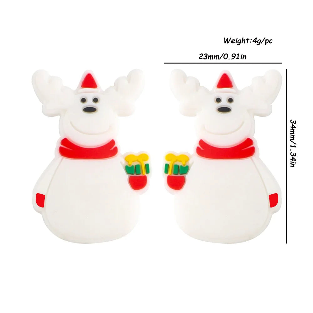 Two cartoon reindeer with white bodies, red scarves, and hats hold small gifts. Measurements: 34mm tall, 23mm wide, weighing 4g each.