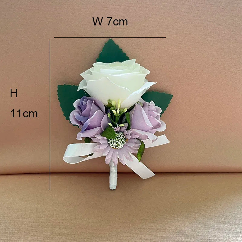 A boutonniere with a white rose, light purple flowers, green leaves, and a white ribbon, measuring 11cm in height and 7cm in width, set against a soft brown background.