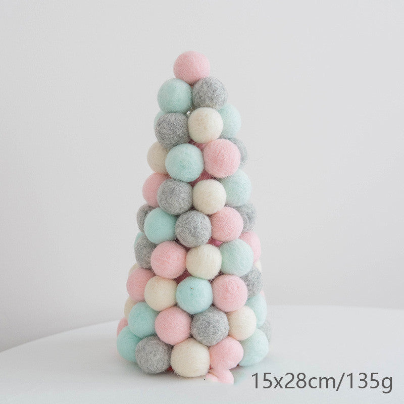 A cone-shaped decoration made of felt balls in pastel shades of pink, blue, cream, and gray. The dimensions are 15x28 cm, weighing 135g, placed on a white surface.